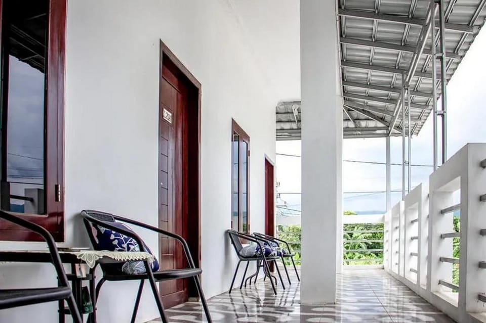 Samar Wulu Guest House Syariah Mitra RedDoorz near Ketapang Vacation rental in East Java