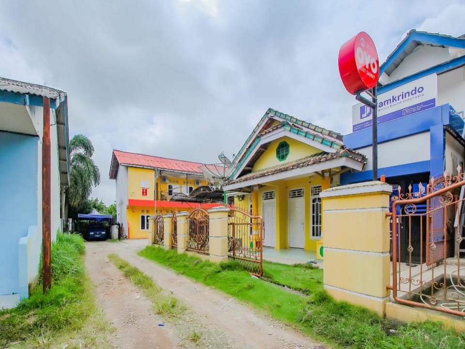 OYO 90216 Kost Sanny Hotel in Indonesia