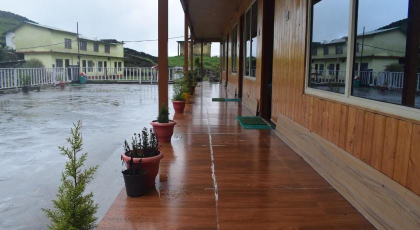 Chopta Himrab Resort Hotel in Uttarakhand
