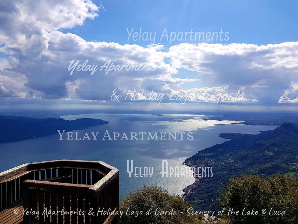 Yelay Apartments Holiday TwoRooms Apartment Deluxe Apartment in Lake Garda