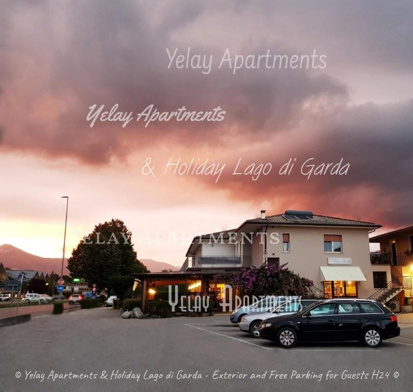 Yelay Apartments Holiday TwoRooms Apartment Deluxe Apartment in Lake Garda