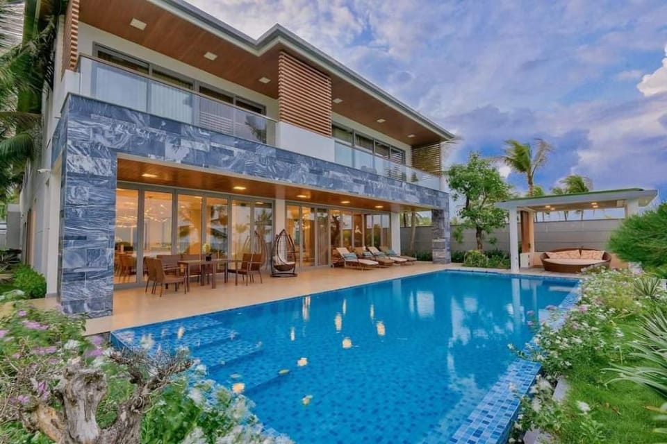 Amazing Beachfront 8BR Villa_Ocean Villa Resort Villa in Hoa Hai