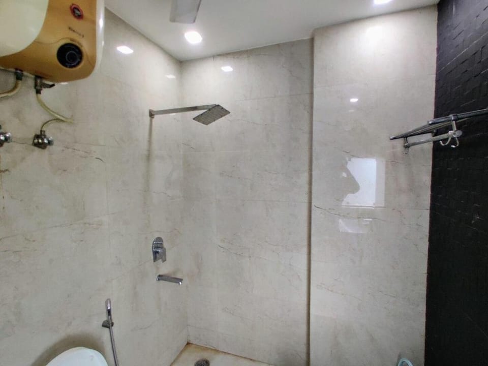Modern 1Bhk Private Apartment w/WiFi &Kingsize Bed Apartment in New Delhi