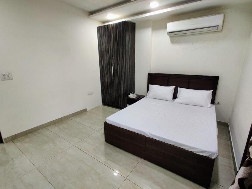 Modern 1Bhk Private Apartment w/WiFi &Kingsize Bed Apartment in New Delhi