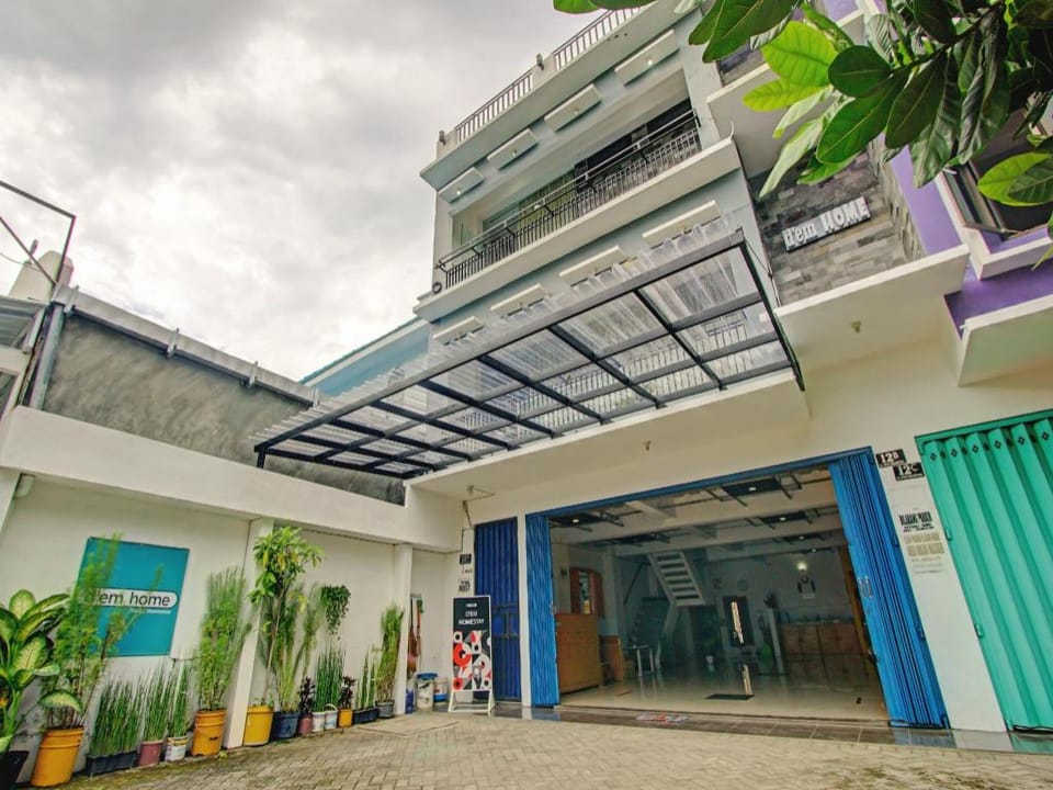 OYO 90248 D'em Homestay Family Hotel in East Java