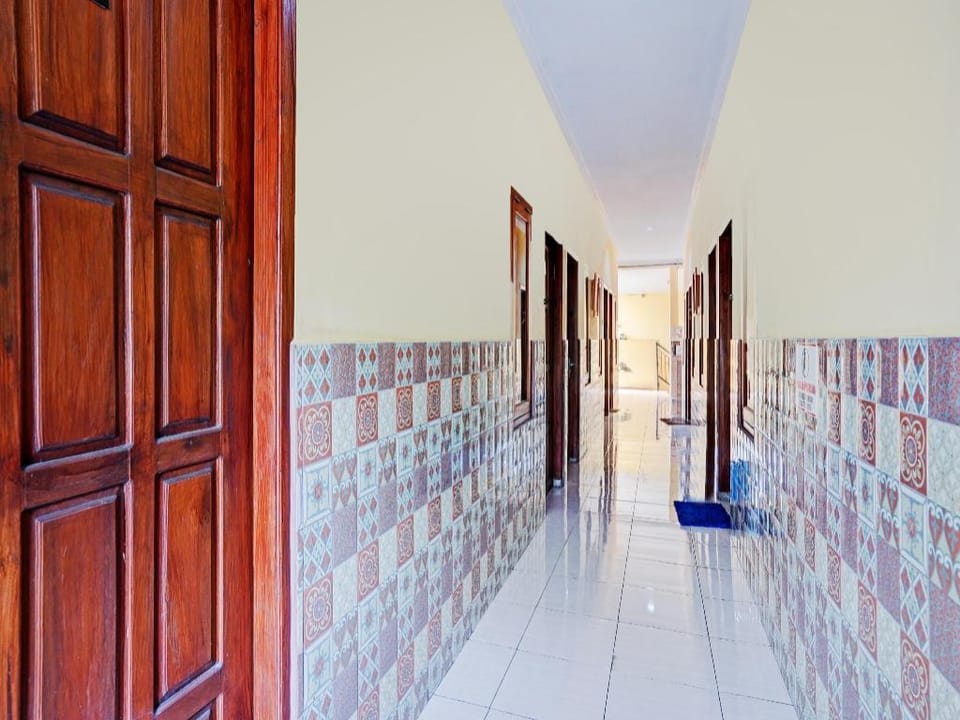 OYO 90234 Dhoho Family Guest House Hotel in East Java