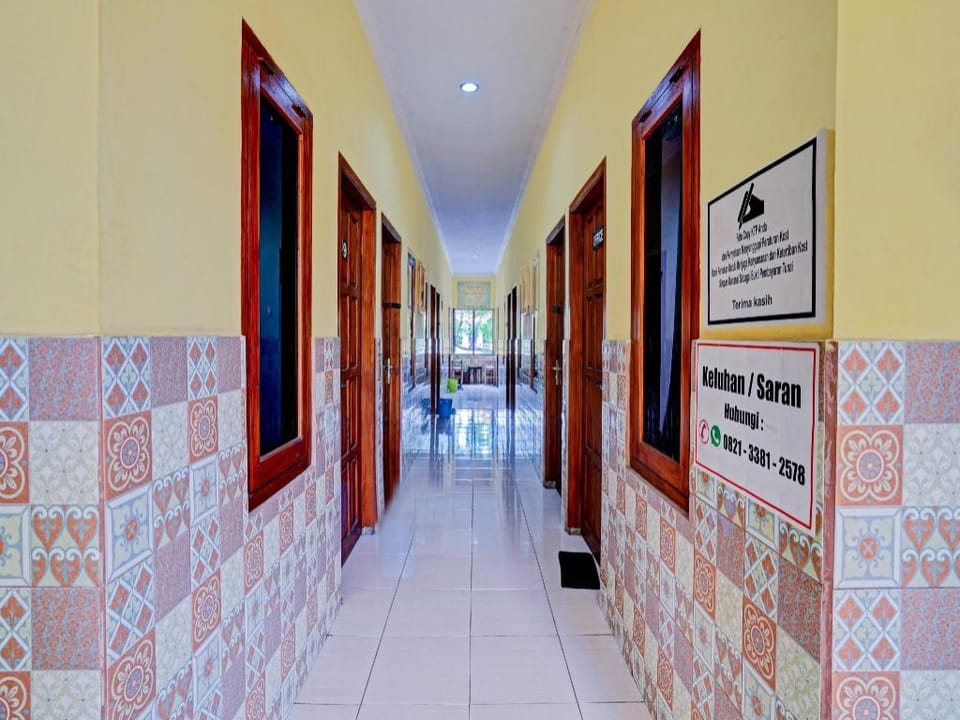 OYO 90234 Dhoho Family Guest House Hotel in East Java