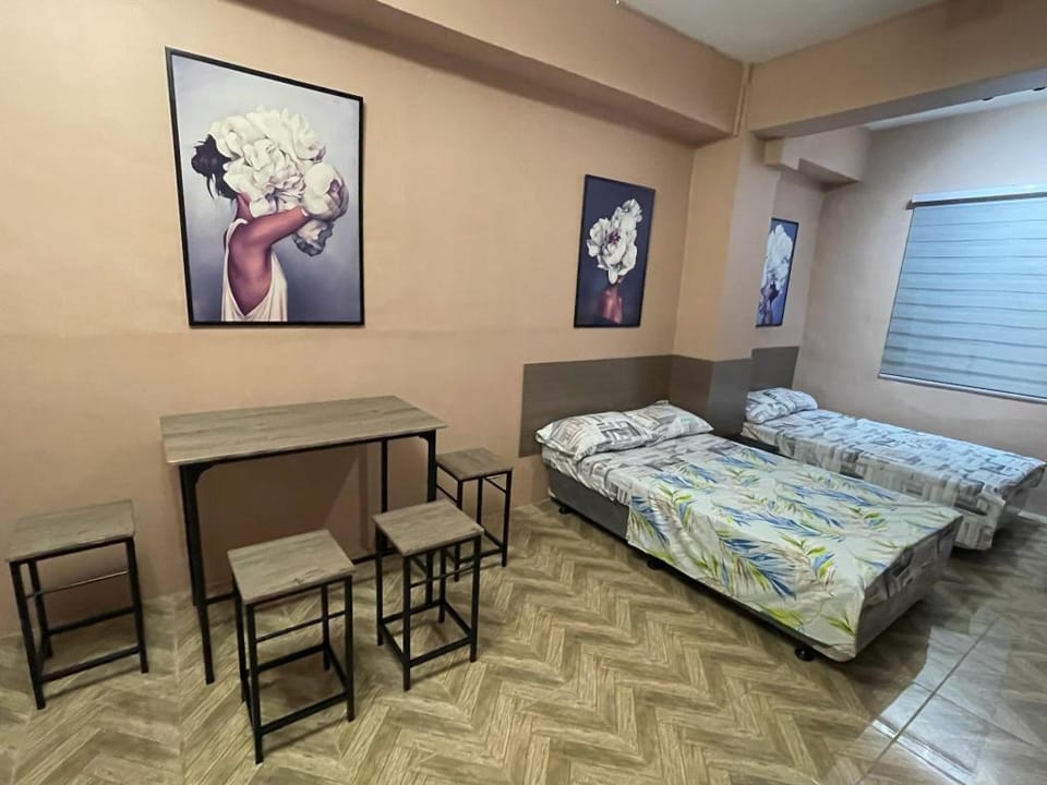 Netflix+sanitize+fiber net+cable tv+games big room Apartment in Quezon City
