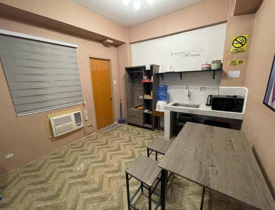 Netflix+sanitize+fiber net+cable tv+games big room Apartment in Quezon City