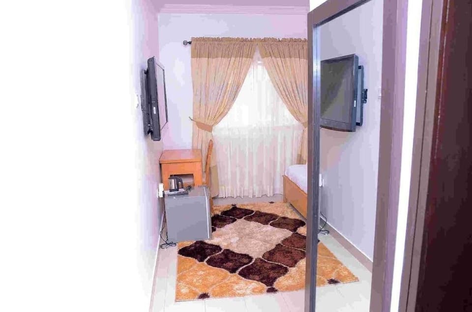 FOOD, PRIVATE LOUNGE, AMBIANCE, SIT-OUT LOUNGE Apartment in Lagos, Nigeria