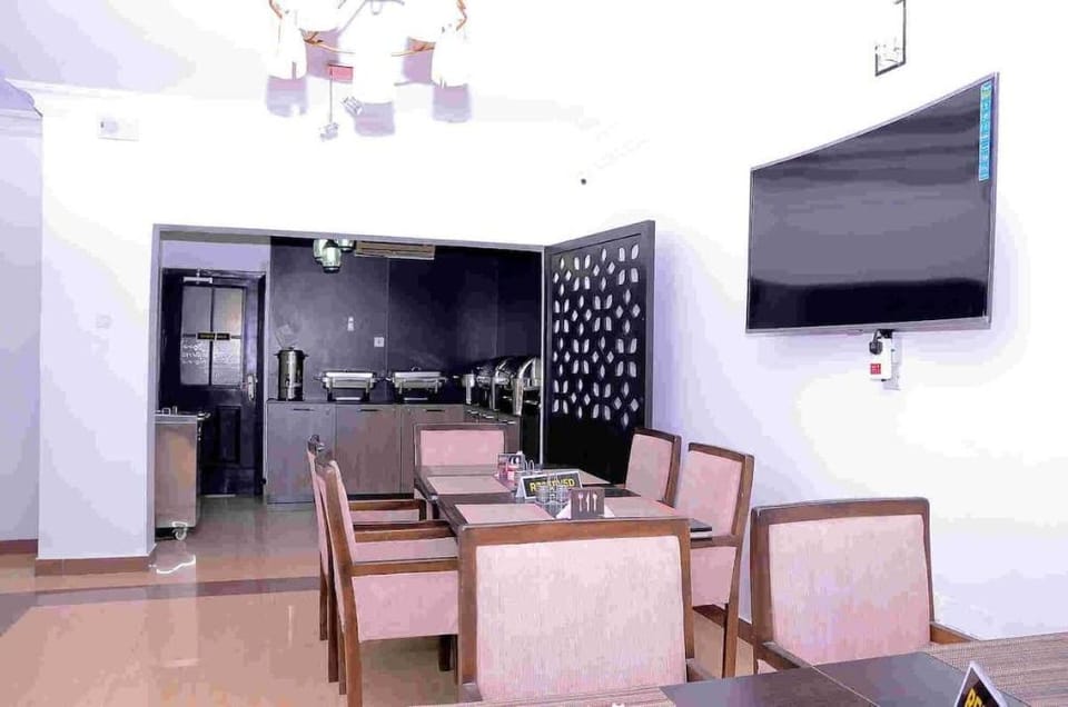 FOOD, PRIVATE LOUNGE, AMBIANCE, SIT-OUT LOUNGE Apartment in Lagos, Nigeria