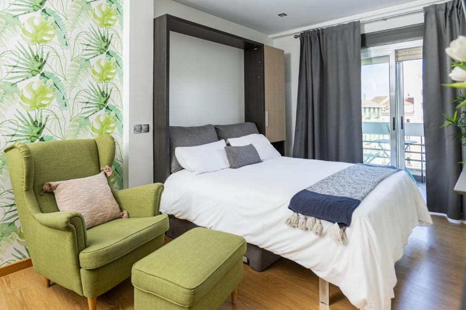 Cozy studio overlooking Pedro Zerolo Square Apartment in Centro