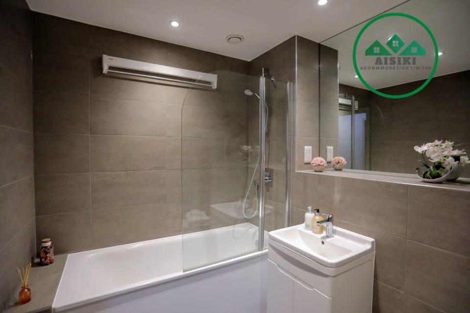 Modern 2Bed&2Bath Flat with FREE Wi-Fi / PARKING Apartment in Edgware