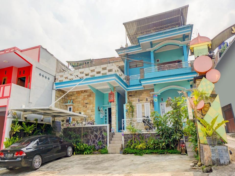 OYO 90284 Villa Biru Hotel in Batu