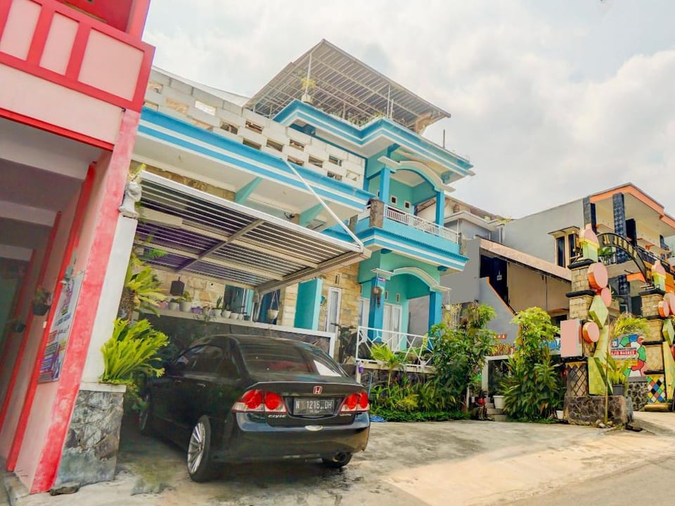 OYO 90284 Villa Biru Hotel in Batu