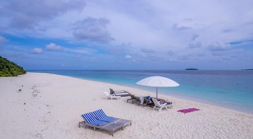 Hudhuvelikamadhoo Hotel in Maldives