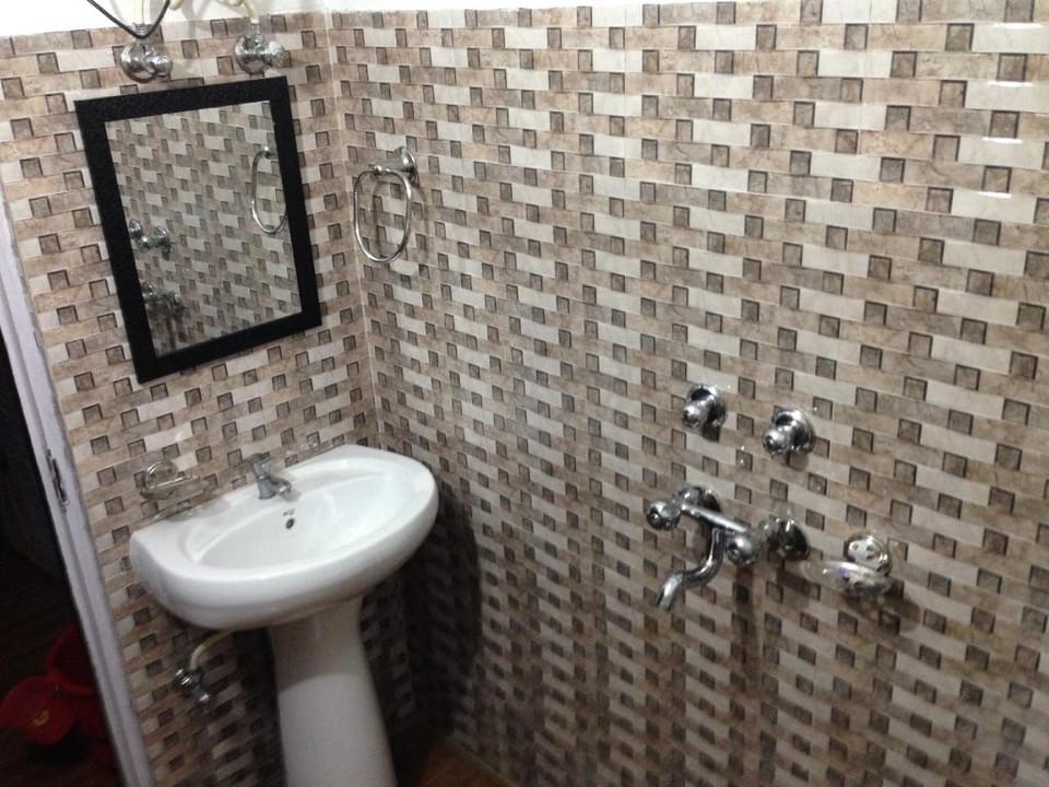 Headntail  | 2 Bed Room | Pine Forest | Serene Apartment in Himachal Pradesh