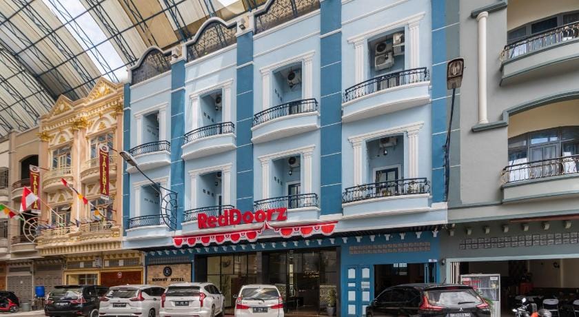 RedDoorz Plus near Ramayana Pematangsiantar Hotel in Indonesia