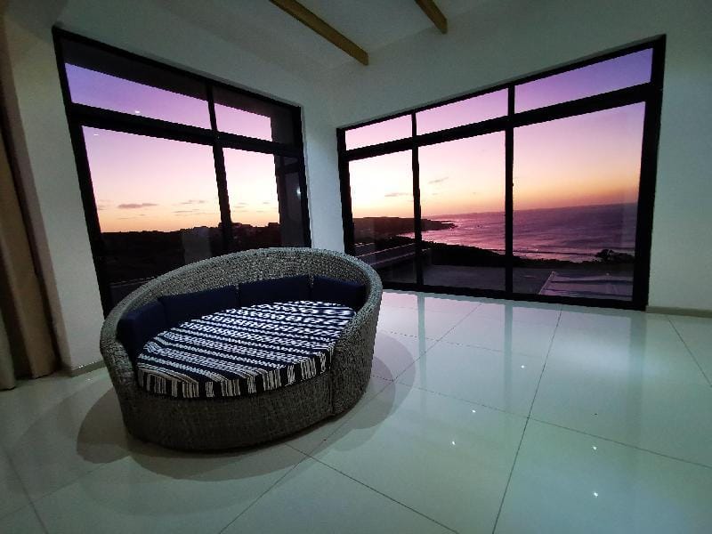 Private Beach Getaway -Uninterrupted Sunset Views Villa in Western Cape