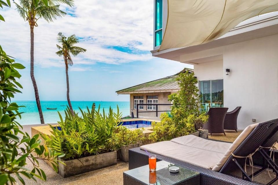 Beachfront 1 Bedroom suite with stunning views Apartment in Wichit