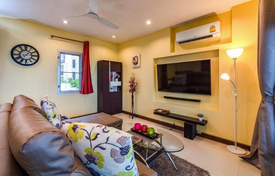 Beachfront Suite with sauna and jacuzzi Apartment in Wichit
