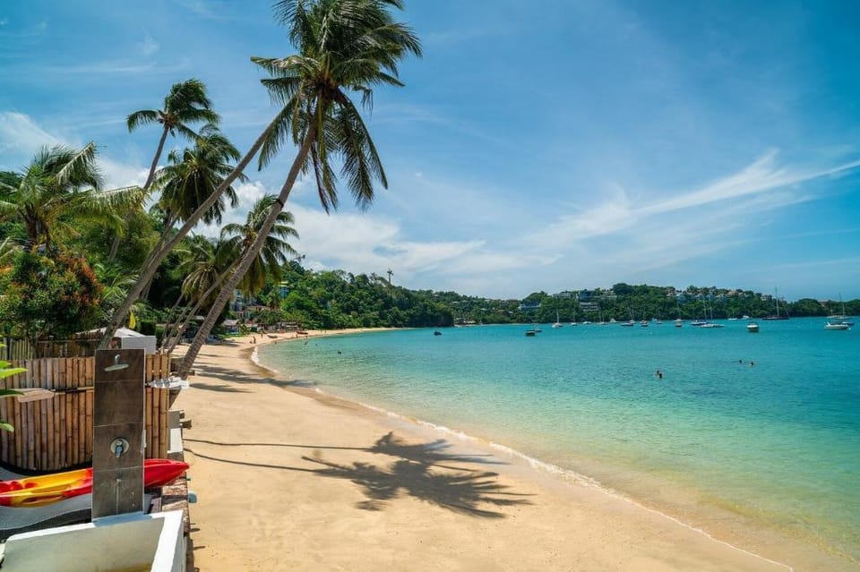 Beachfront Suite with sauna and jacuzzi Apartment in Wichit