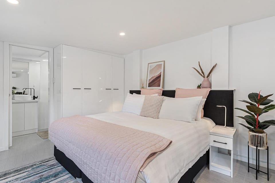 Comfy Studio near Racecourse, Dining & CBD Trains Apartment in Melbourne