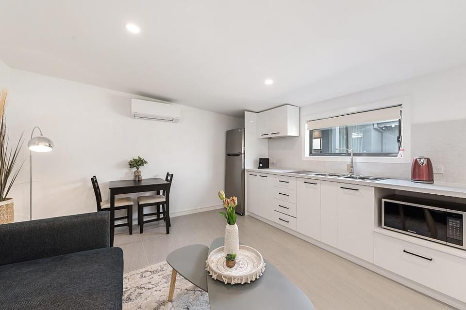 Comfy Studio near Racecourse, Dining & CBD Trains Apartment in Melbourne