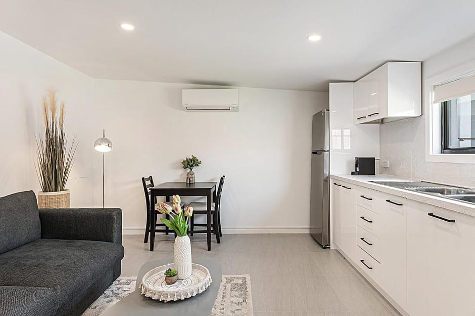Comfy Studio near Racecourse, Dining & CBD Trains Apartment in Melbourne
