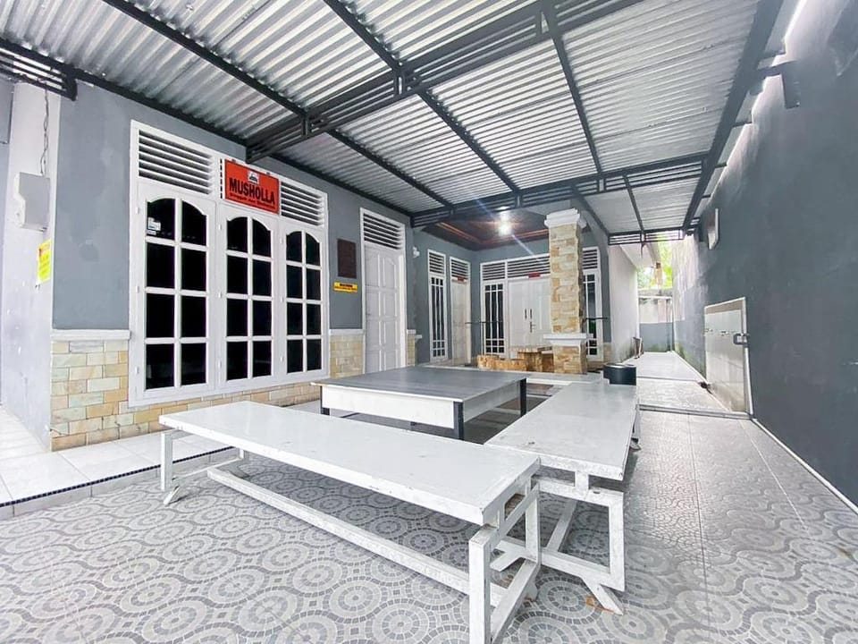 Damigalova Guest House Mitra RedDoorz Hotel in Indonesia