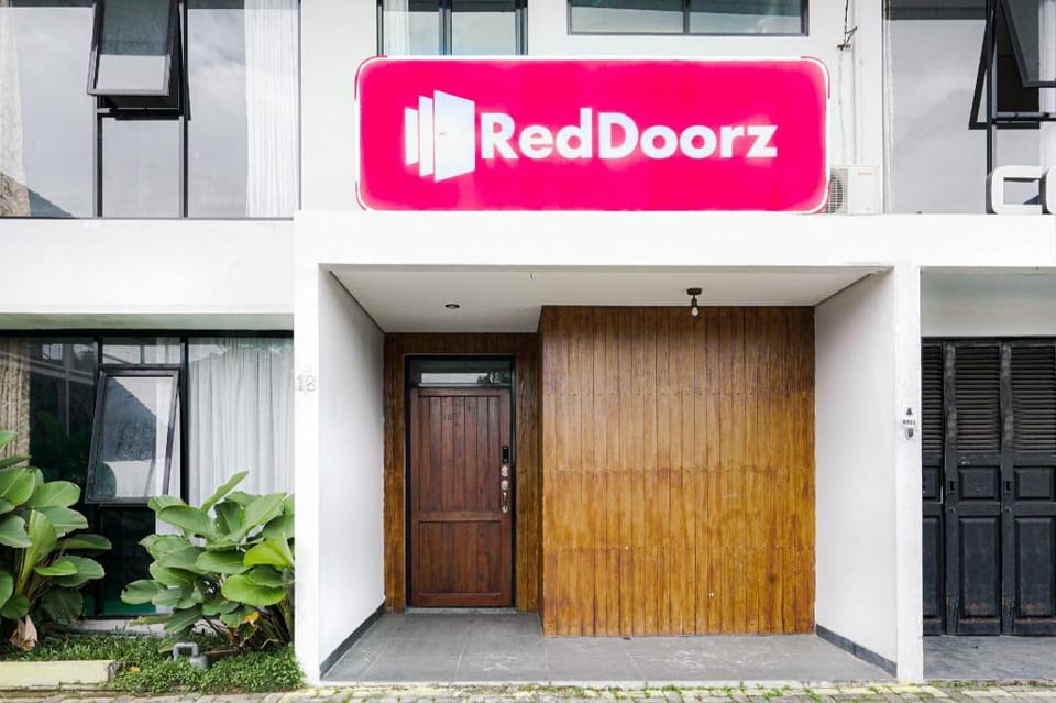 RedDoorz Plus near Lembang Park & Zoo Hotel in Parongpong