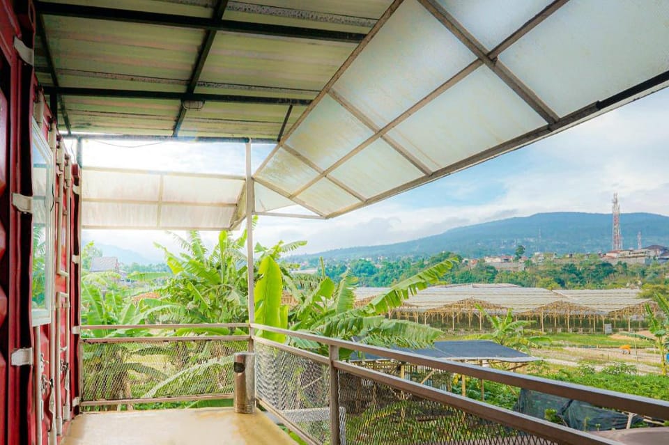 RedDoorz Plus near Lembang Park & Zoo Hotel in Parongpong