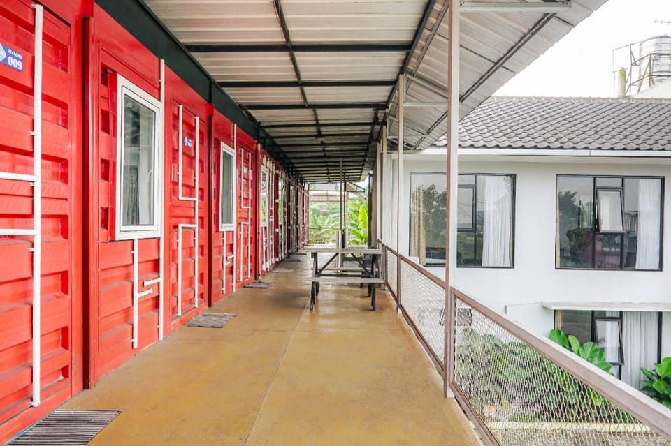 RedDoorz Plus near Lembang Park & Zoo Hotel in Parongpong