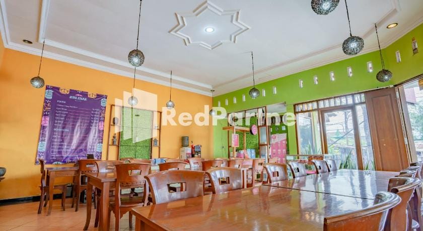 Nafisa Homestay Syariah Near Jatim Park 3 Batu Mitra RedDoorz Hotel in Batu
