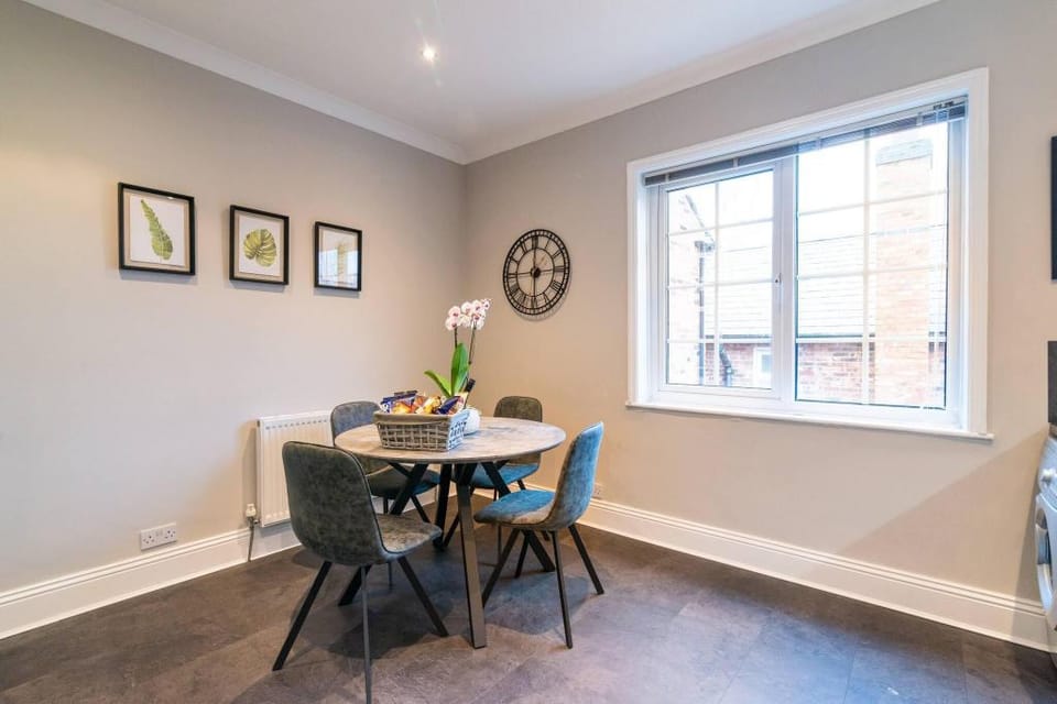 Modern Living 2 Bedroom Apartment South Wilmslow Apartment in England
