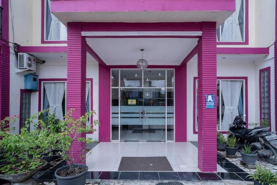 RedDoorz near Uniska Banjarmasin Hotel in Indonesia