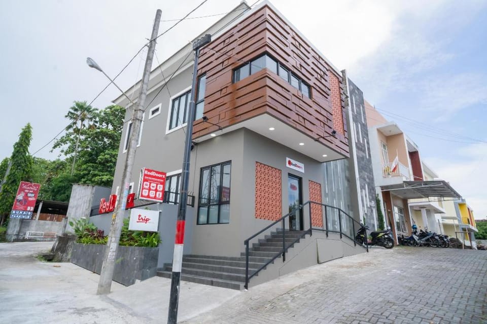 RedDoorz near Sindu Kusuma Edupark 3 Hotel in Special Region of Yogyakarta