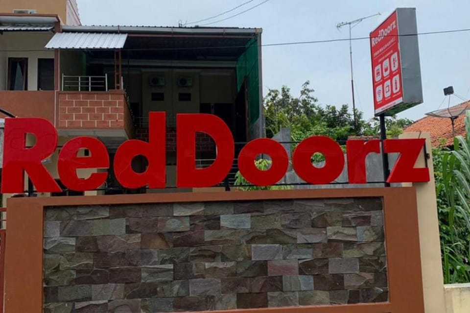 RedDoorz Syariah near Kawasan Simpang Lima Pati Hotel in East Java