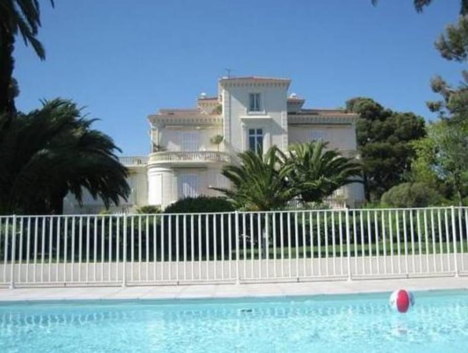 Villa on Cote dAzur with Beachfront Views Apartment in Saint-Raphael