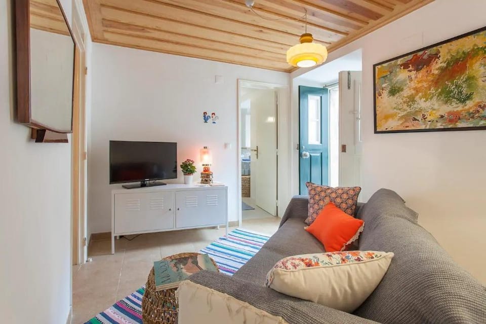 Alfama Apt with Courtyard, By TimeCooler Apartment in Lisbon