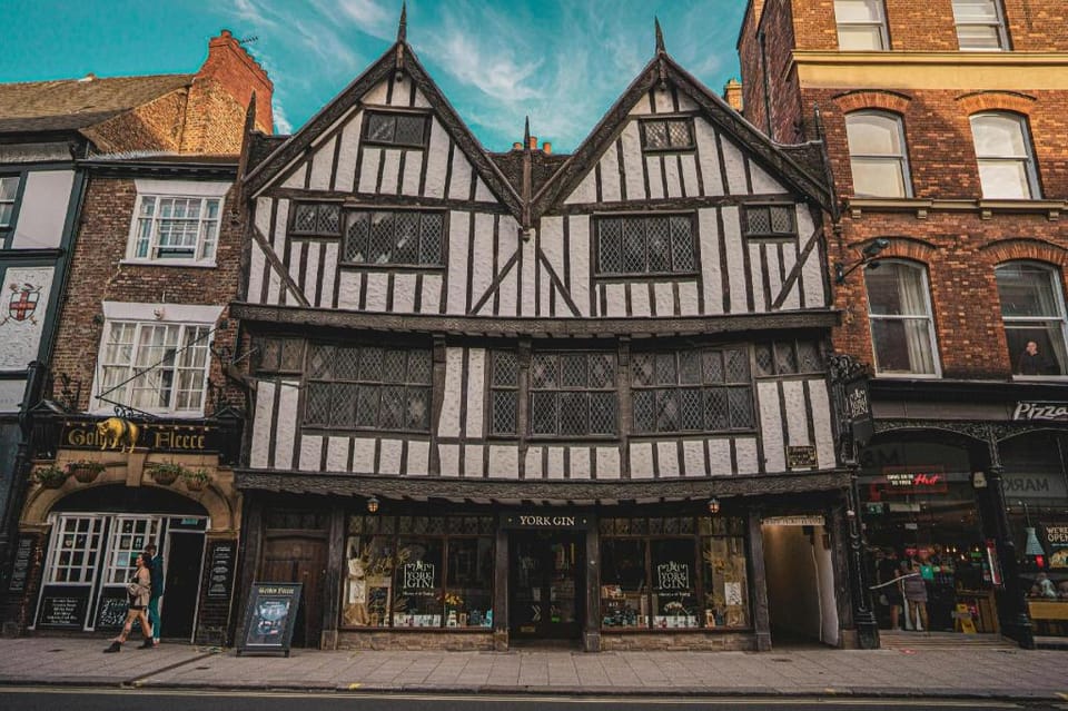 Heart of the City - FREE PARKING Apartment in York