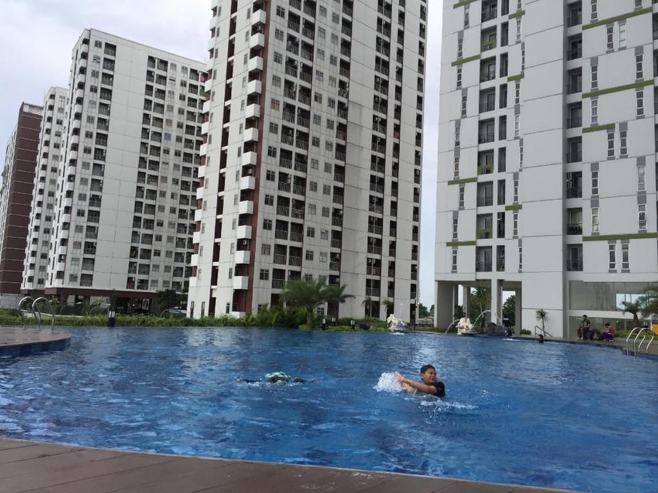 Menghadap swiming pool...City view Apartment in West Java