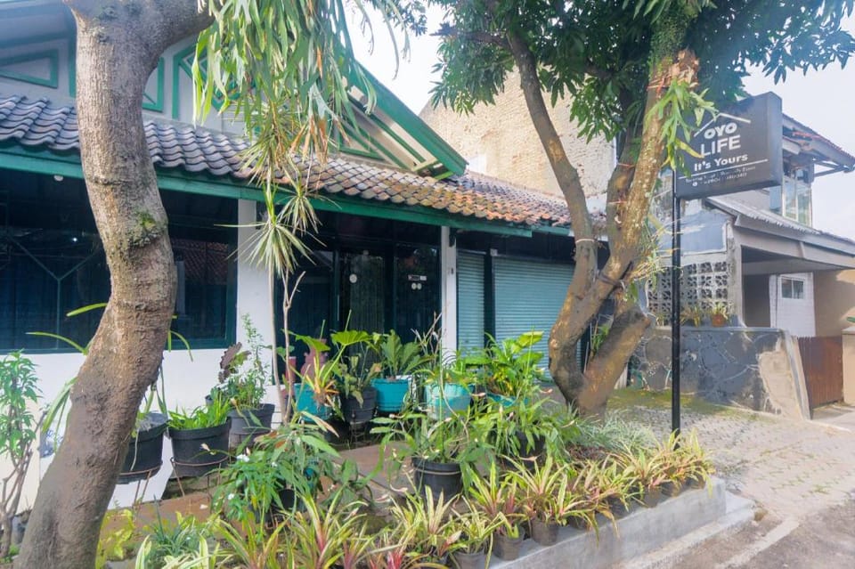 OYO Life 3055 Rumah Enin Hotel in Denpasar