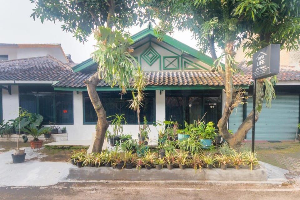 OYO Life 3055 Rumah Enin Hotel in Denpasar