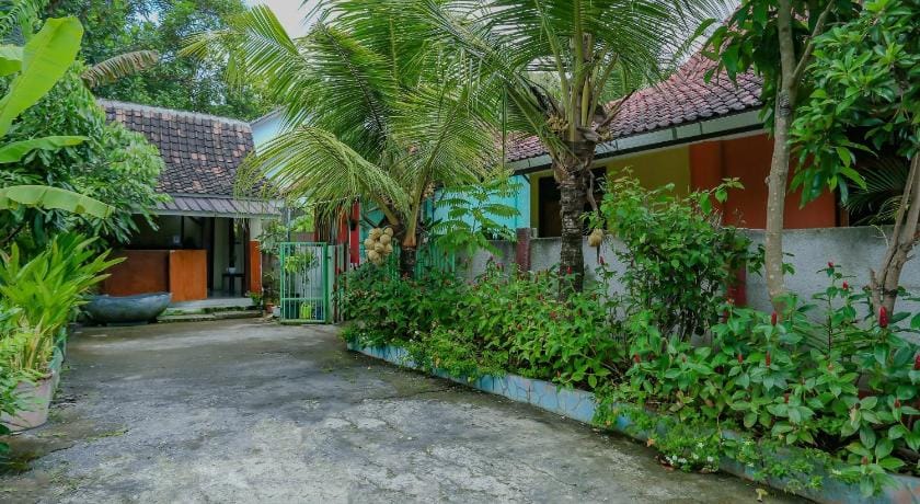 OYO Life 90301 Hidden Village Uluwatu Hotel in Bandung