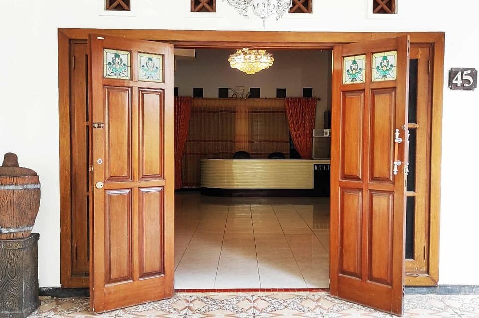 Pertiwi Homestay Near Museum Angkut Batu Mitra RedDoorz Hotel in Batu