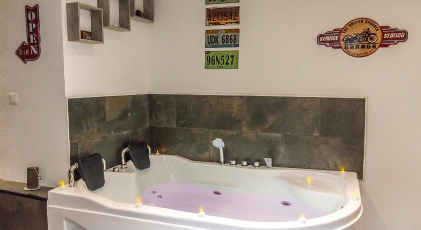 Aux 3 Nuances Suites Privatives & Spa Bed and Breakfast in Calais