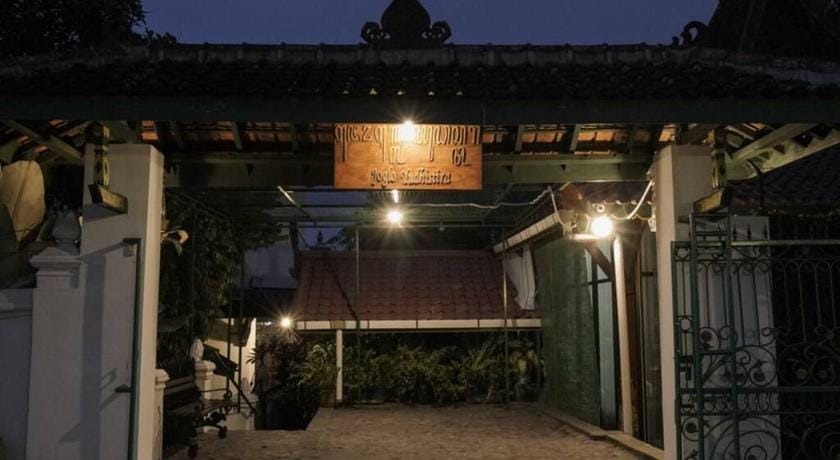 Rumah Kayu Joglo Yudhistira tepi sungai, 2BR Vacation rental in Special Region of Yogyakarta