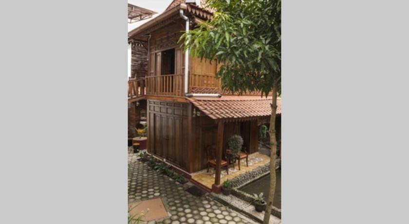 Rumah Kayu Joglo Yudhistira tepi sungai, 2BR Vacation rental in Special Region of Yogyakarta