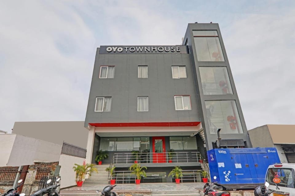 Townhouse The Shubham Hotel in Lucknow